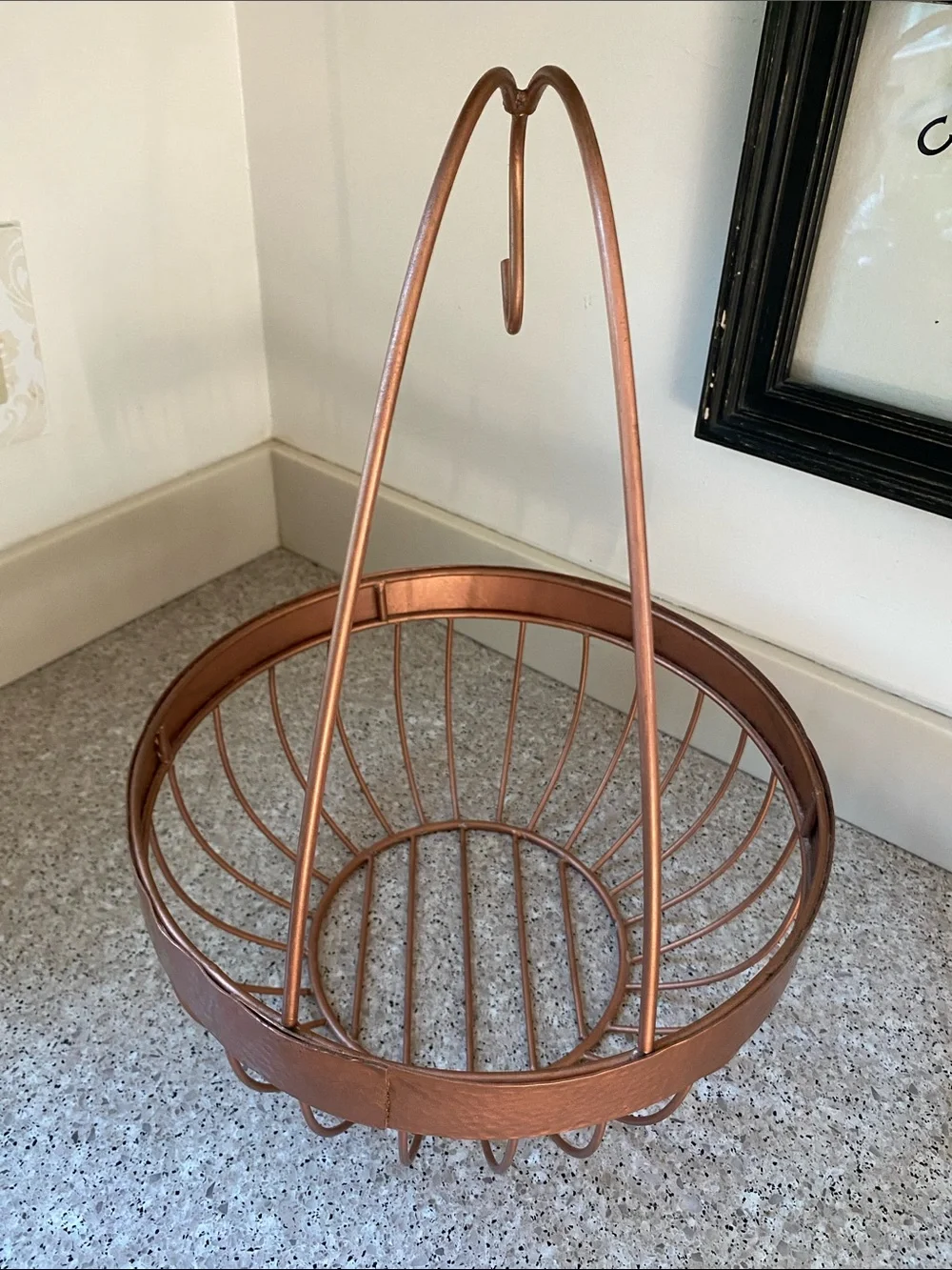 LIKE NEW Hammered Copper-Finished Wire Fruit Basket/Banana Hanger